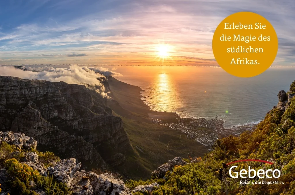 Blick vom Tafelberg auf Kapstadt bei Sonnenuntergang. Küste, Wolken und Meer im goldenen Licht. Text: Magie des südlichen Afrikas erleben. Gebeco Logo.